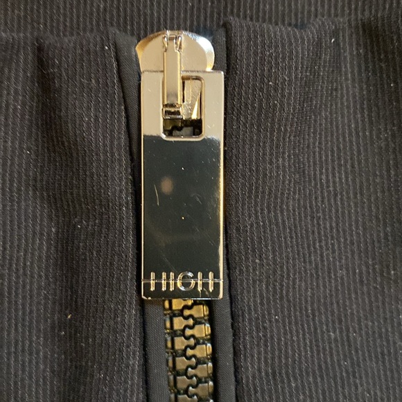 High - Everyday Couture. Style called Minimalist - Picture 4 of 16